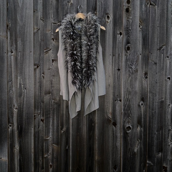 La Seine- Gray Faux Fur Trimmed Women's Cardigan Vest Cape EUC - Picture 10 of 10